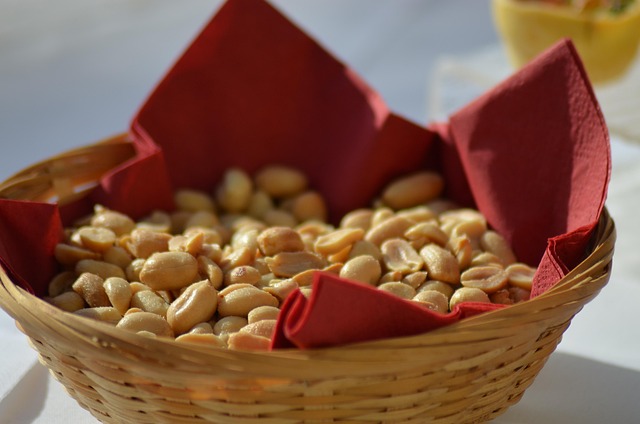 Stacja aperitif na przyjęciu weselnym – przekąski, orzechy i eleganckie talerze