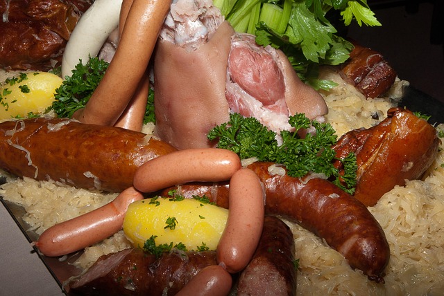 Ziemniaki pieczone w przydeniu z miodem i wiórkami — biesiada wiejska