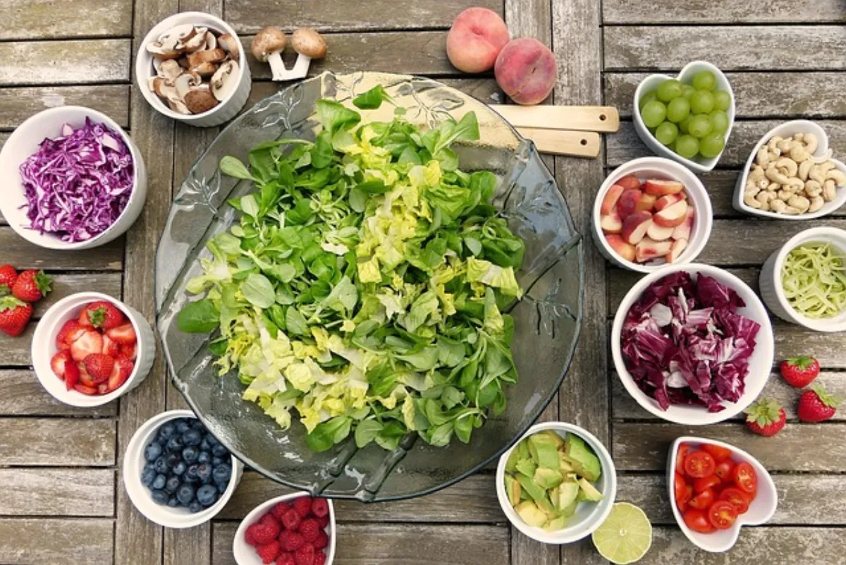Catering wegański na wesele w stylu wiejskim — menu i inspiracje 2026