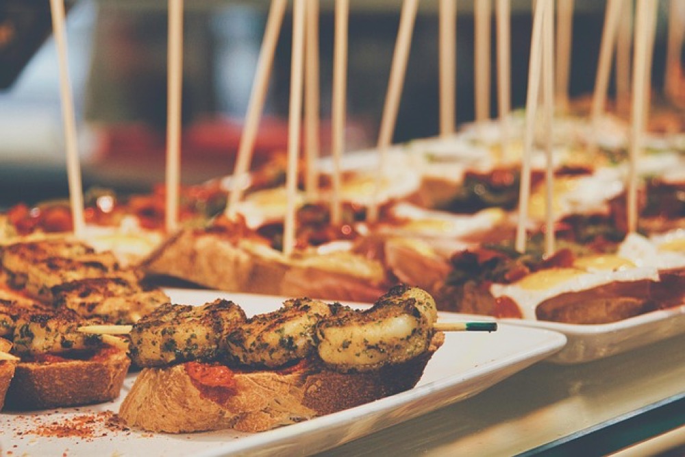 Roślinne przystawki i tapas w stylu rustykalnym na weselnym stole