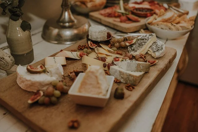 Grazing table na weselu - polska wersja deski serowo-wędliniarskiej w stylu wiejskim 2026