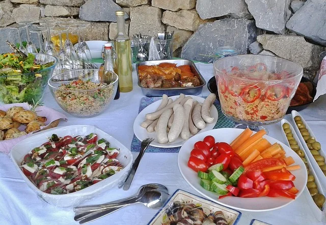Grillowane przyjęcie firmowe latem 2026 - catering wiejski i organizacja na świeżym powietrzu