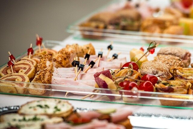 Kolorowe przekąski i finger food na stole podczas przyjęcia plenerowego