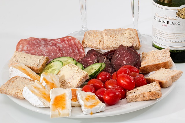 Deska serow i wedlin jako zimna przekaska na weselnym przyjeciu — finger food plenerowy