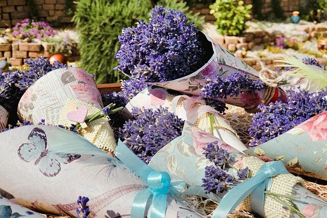 Eleganckie wesele w stylu rustykalnym - stół weselny z naturalnymi dekoracjami i kwiatami