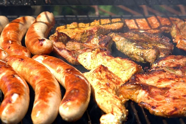 Serwowany stół bufetowy z potrawami na plenerowym przyjęciu