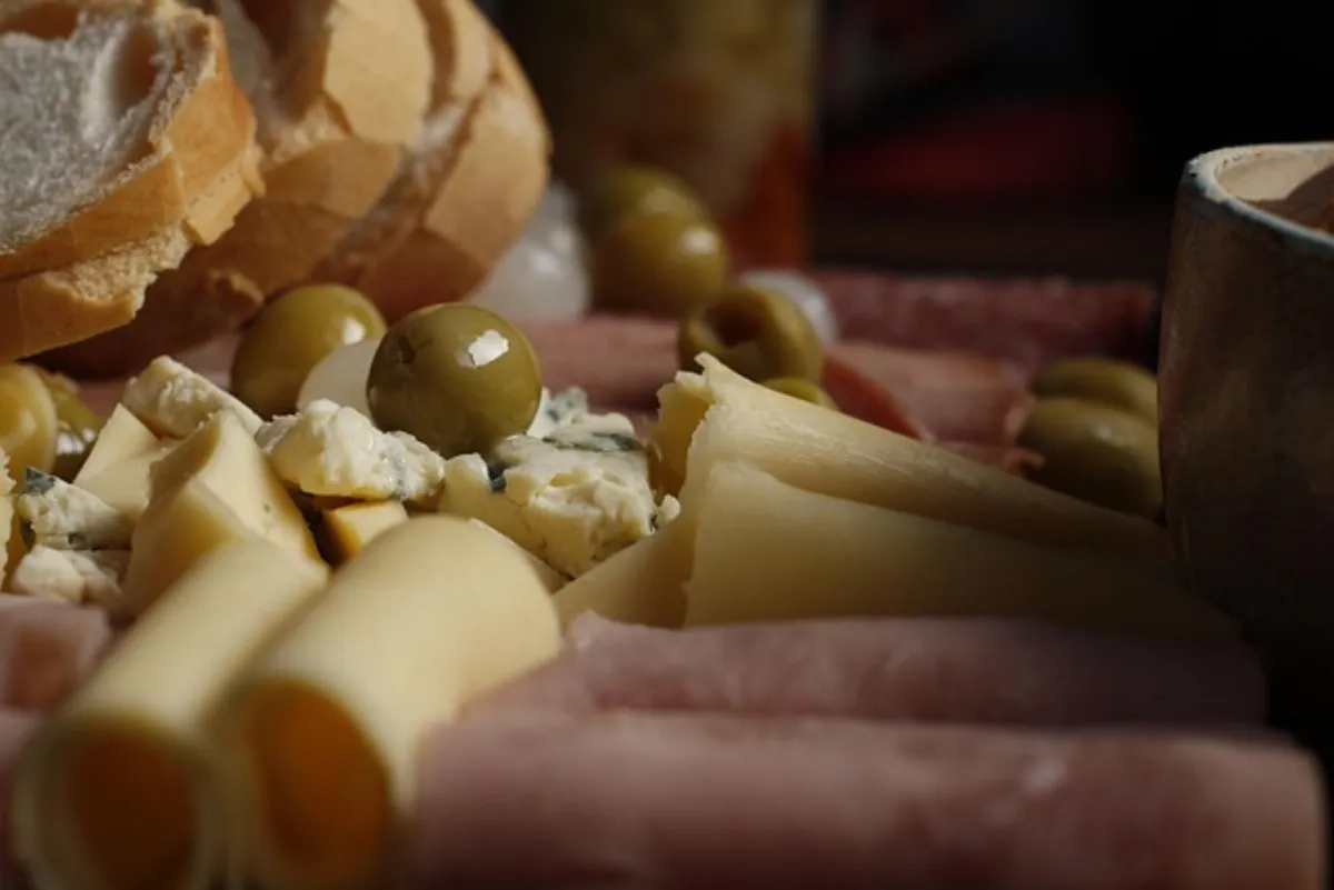 Rustykalny bufet z półmiskami serów, wędlin i sezonowych warzyw