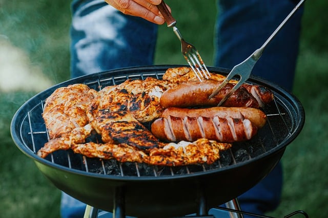 Grillowanie na świeżym powietrzu podczas imprezy firmowej w stylu rustykalnym