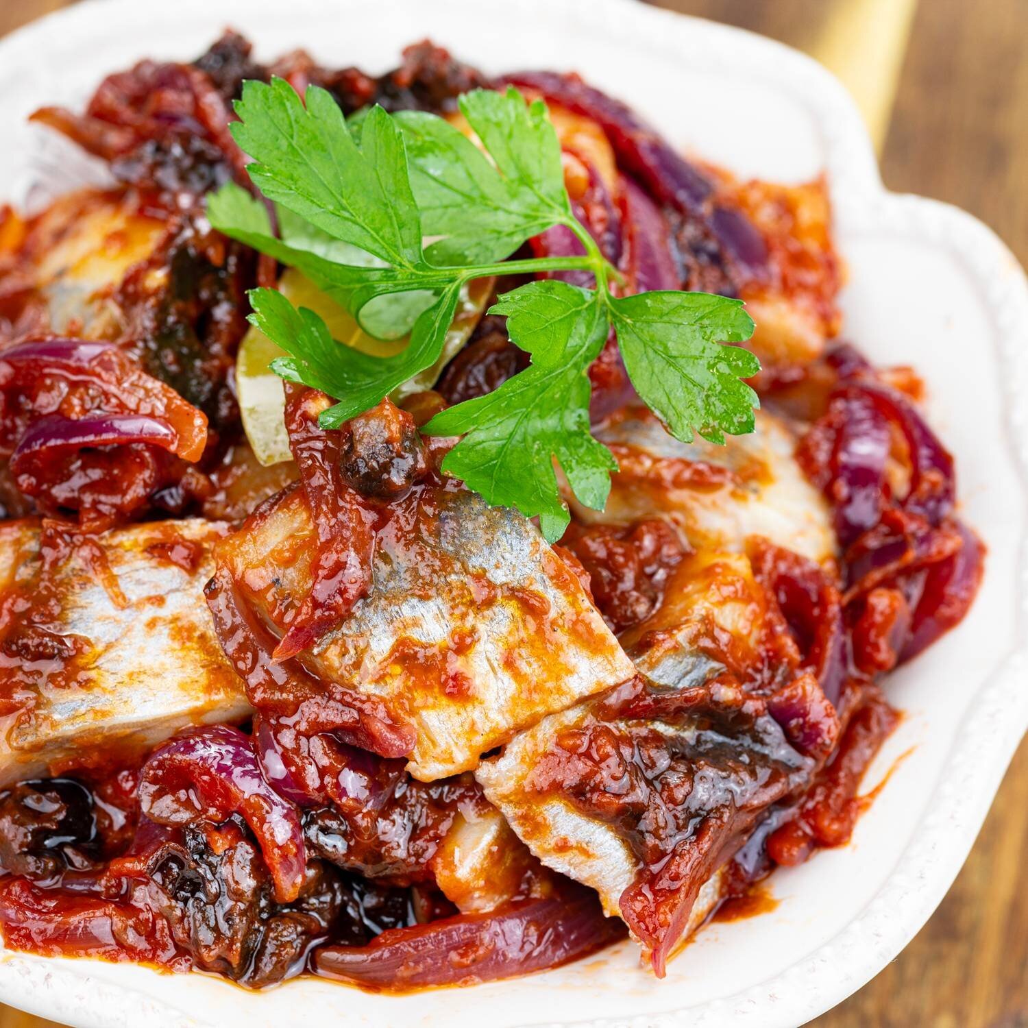 Tradycyjne kaszubskie dania na drewnianym stole - czernina, pierogi i regionalne specjały serwowane w domowej atmosferze