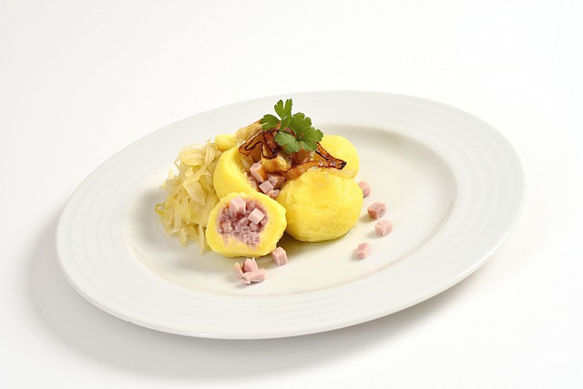 Domowe pierogi z kapustą podane na talerzu na wigilię firmową